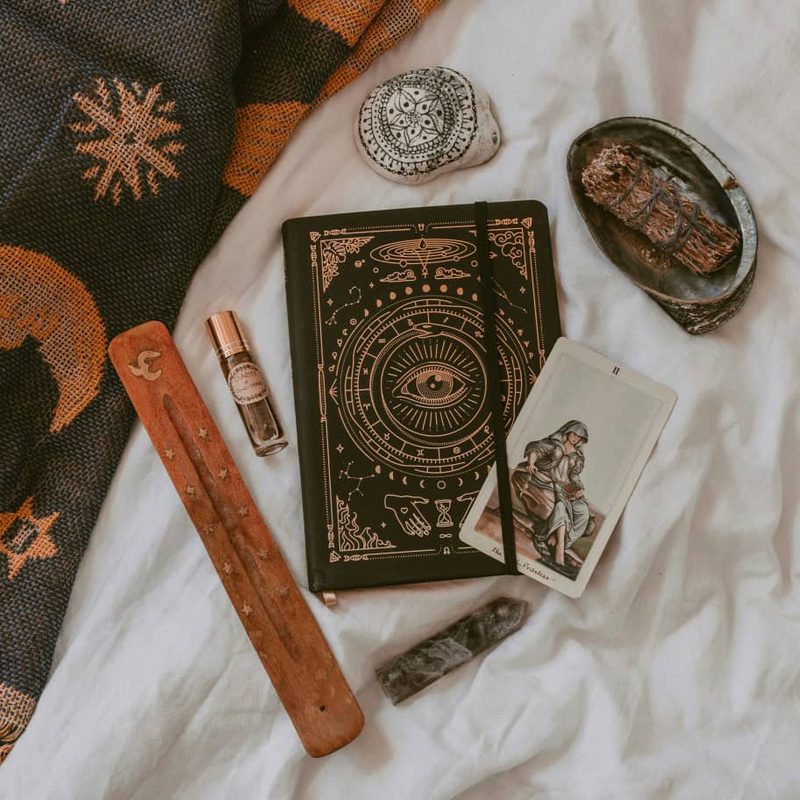 Carnet mystique, carte de tarot, cristal et encens