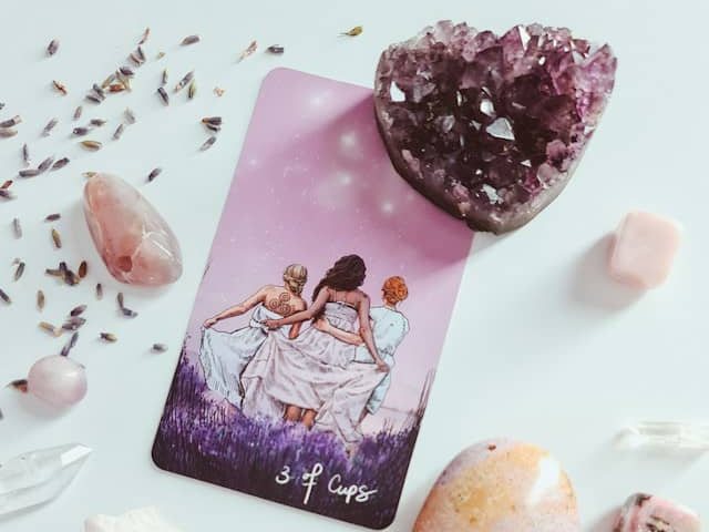 Carte de tarot entourée de cristaux et d’améthyste